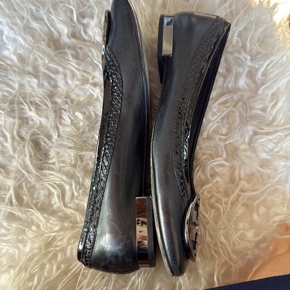 Tory Burch Black Ballet Flats, gunmetal logo, heel - Picture 4 of 6